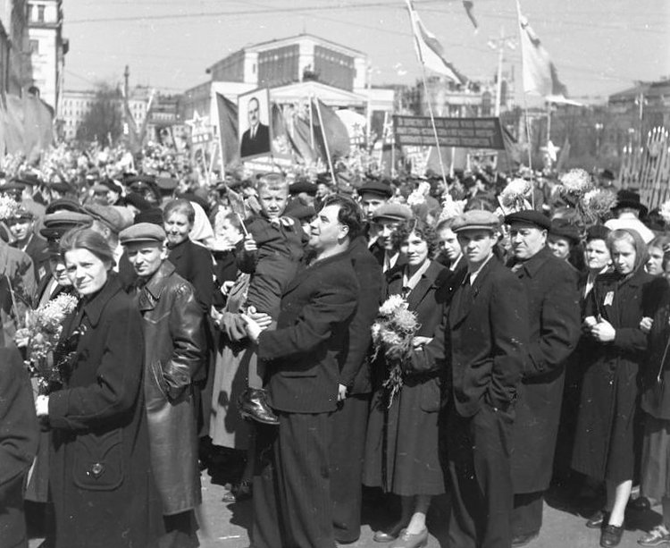 Первомайская демонстрация. Москва, 1954 г. Источник: Pastvu.com