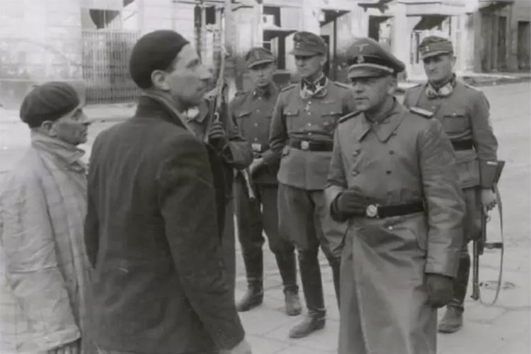 Офицер СС допрашивает бойцов Сопротивления в Варшавском гетто. 1943 г.
