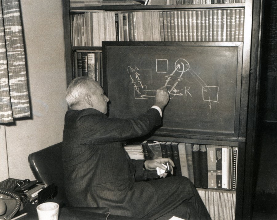 Доктор Мюррей Боуэн чертит генограмму в своем домашнем офисе, 1970-е / источник: The Murray Bowen Archives Project (murraybowenarchives.org)