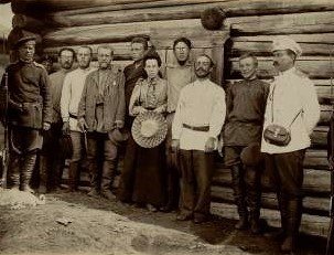 Группа ссыльных на этапе в Якутск. Верхоленск. 1898 г. / Источник: Государственный литературный музей