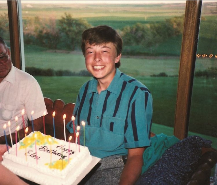 Илон Маск на праздновании своего 18-летнего дня рождения, 1989 / источник: OBSERVER (observer.com)
