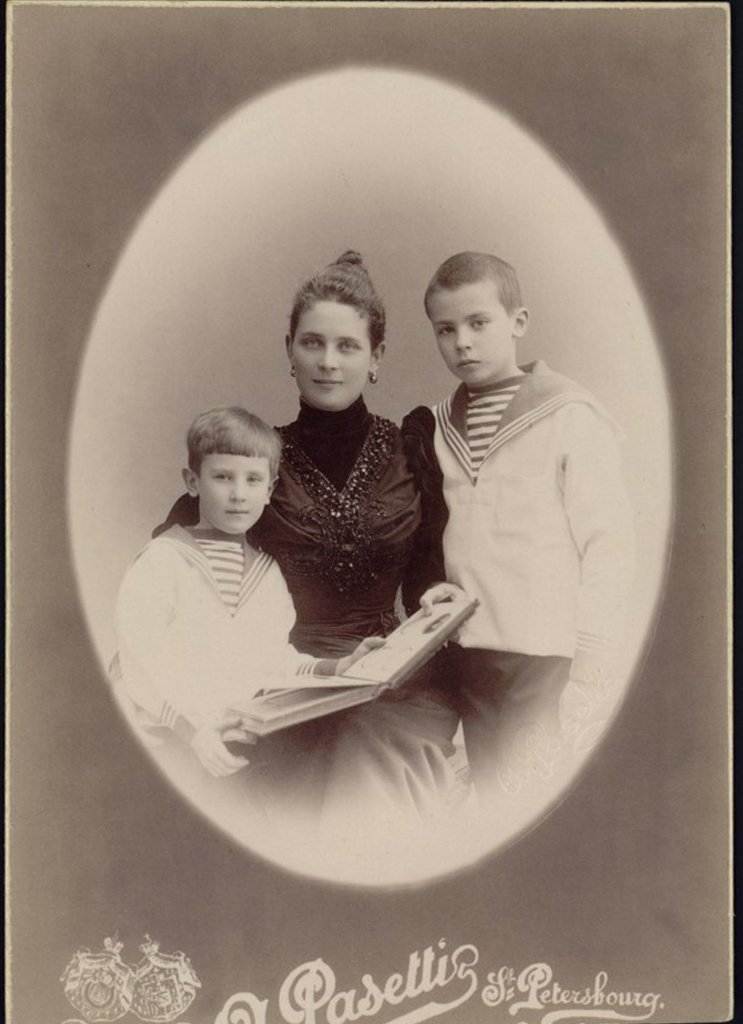 З.Н. Юсупова с детьми с альбомом в руках. Источник: ФГБУК Государственный музей-заповедник «Архангельское».