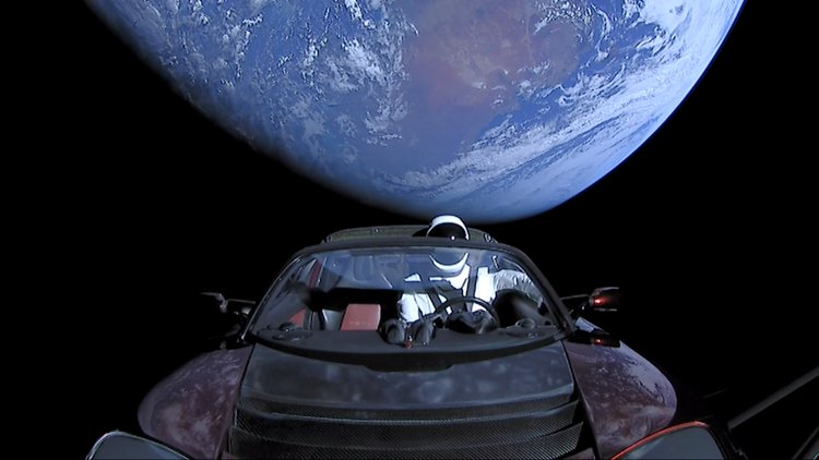 Tesla Roadster Илона Маска на фоне Земли. Манекен в скафандре SpaceX на водительском сиденье, 2018