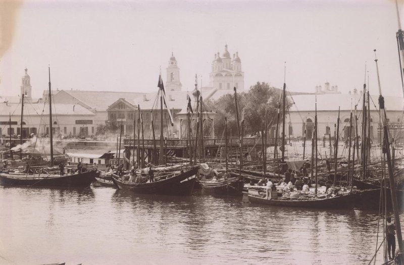 Городской причал. Астрахань, 1890-е. Источник: Максим Дмитриев, МАММ/МДФ, История России в фотографиях (russiainphoto.ru)