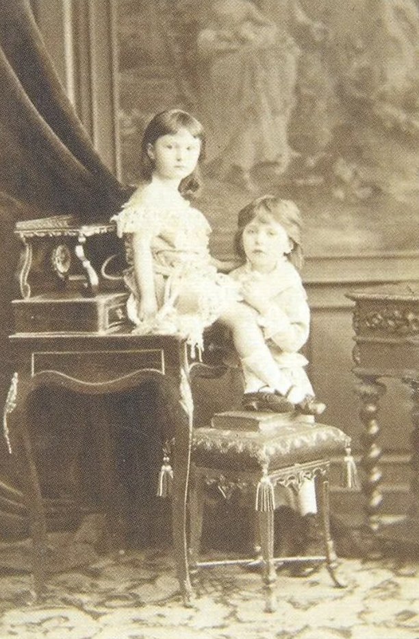 Елизавета и Константин Салтыковы, дети писателя. Петербург. Вторая половина 1870-х гг. Фотография К.И. Бергамаско. Источник: Государственный литературный музей