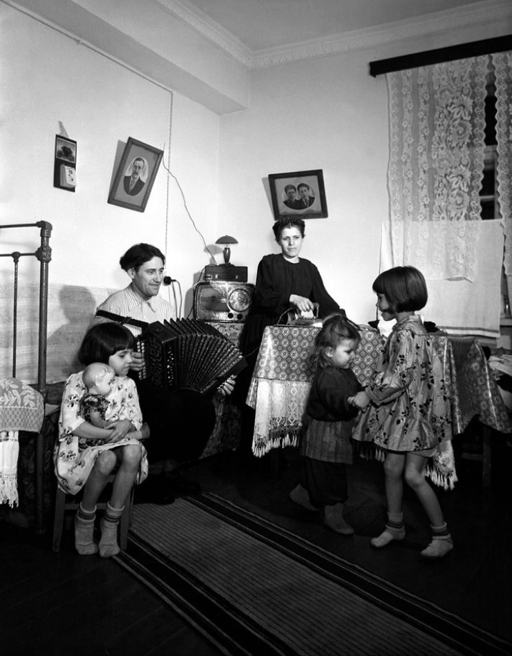 В новой квартире, Магнитогорск, 1950 / источник: Государственный исторический музей Южного Урала, История России в фотографиях (russiainphoto.ru)