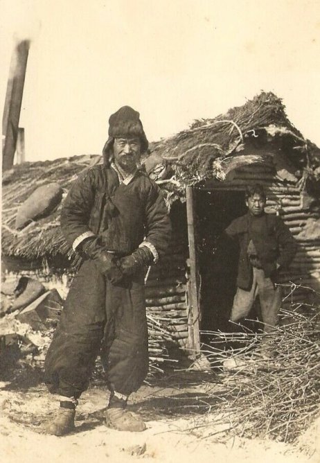 Корейский крестьянин возле лачуги, 1919, Приморский край, Владивосток / источник: pastvu (pastvu.com)