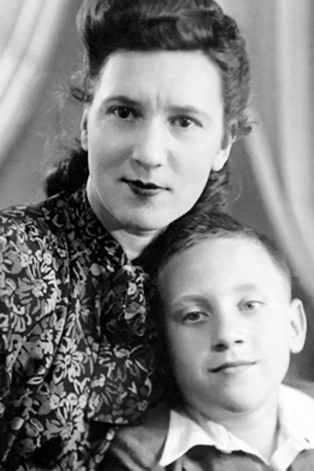 Владимир Высоцкий с матерью Ниной Максимовной, май 1950 г. Фото Н.Львова. Источник: Новиков В. И. Высоцкий. Мне есть, чем оправдаться перед Ним. — М: Молодая гвардия, 2021