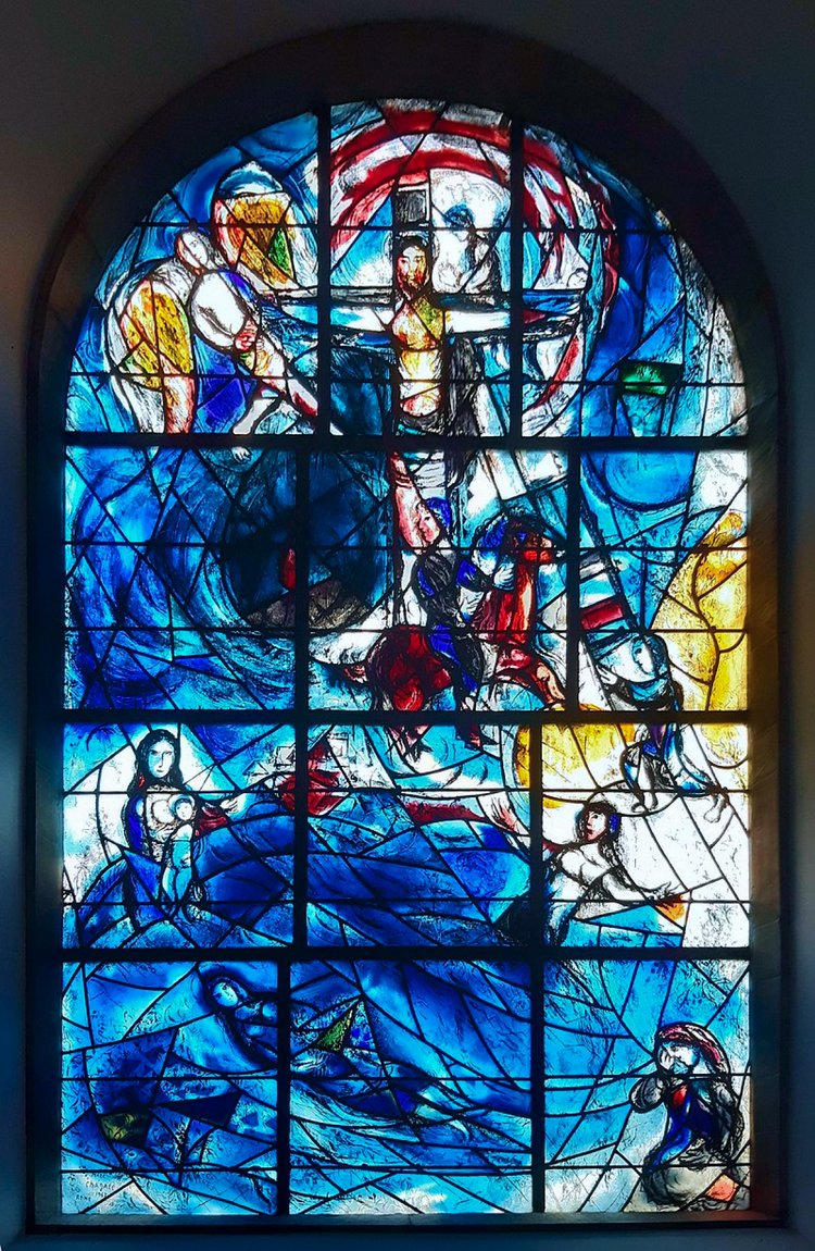 Восточное (Мемориальное) окно Сары д’Авигдор Голдсмид, утонувшей в возрасте 21 года, Марка Шагала в Церкви всех Святых в Тудли, Кент, Англия