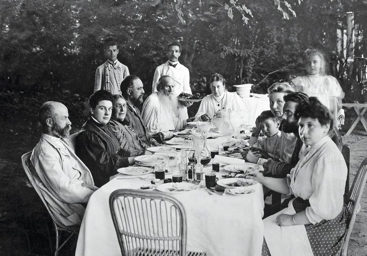 Лев Толстой с семьей в Ясной Поляне. Фотограф: К. Булла. 1908 г.
