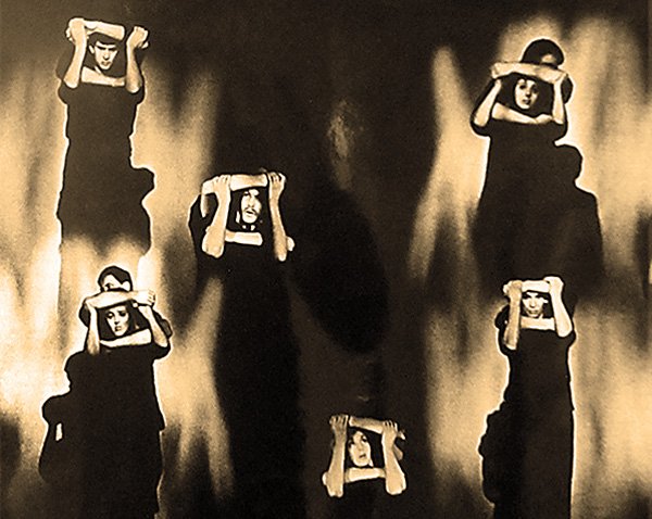 Сцена из спектакля «Десять дней, которые потрясли мир». Театр на Таганке. 1965 год. Фото А. Гаранина. Источник: Музей российской фотографии