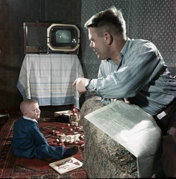 Павел Дуванов с сыном, 1950-е / источник: Всеволод Тарасевич, МАММ / МДФ, История России в фотографиях (russiainphoto.ru)