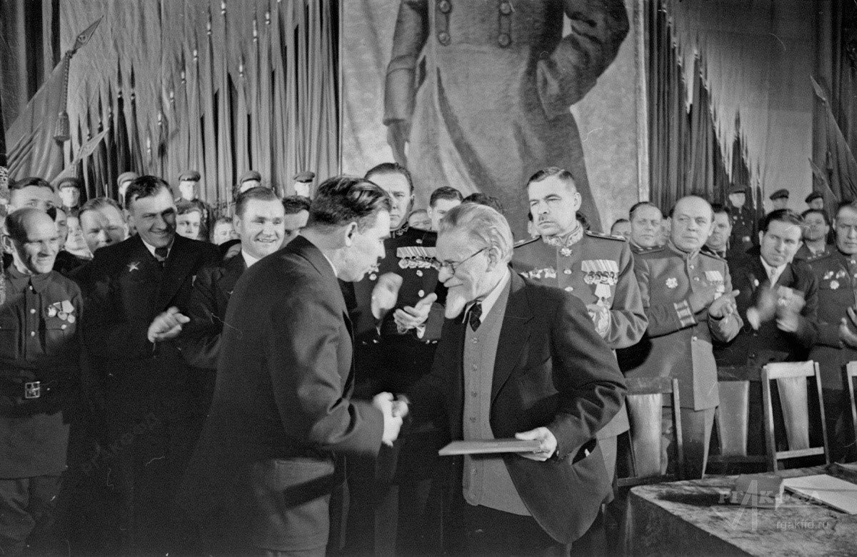 Председатель Президиума Верховного Совета СССР М.И. Калинин награждает Ленинград орденом Ленина. 1945г. / Источник: ЦГАКФФД СПб