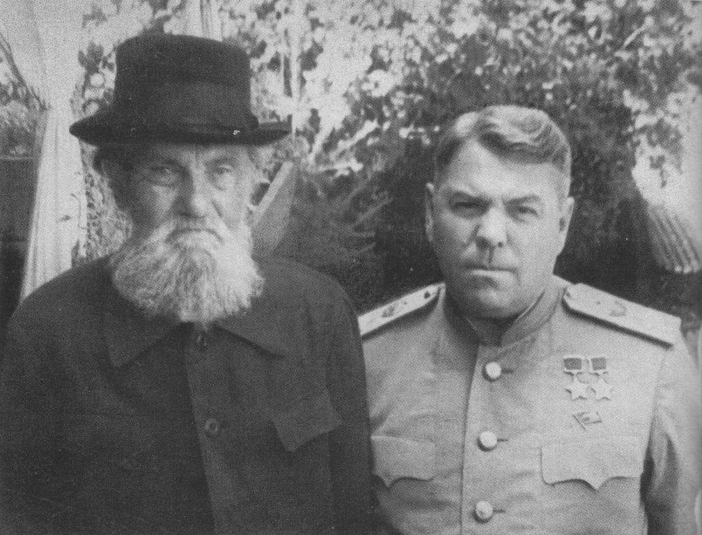 Маршал Александр Василевский с отцом священником Михаилом Александровичем Васильевским. 1946 г. / источник: из коллекции ФГБУК Центральный музей Великой Отечественной войны 1941-1945 гг.