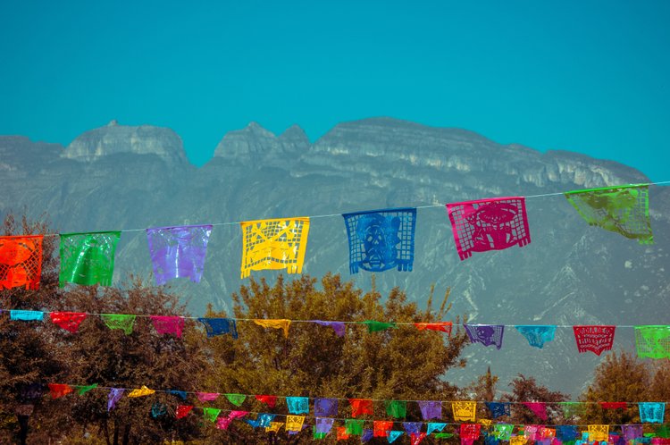 Папель пикадо, традиционные флаги на праздновании Дня мертвых. Сан-Педро-Гарса-Гарсия, штат Нуэво-Леон, Мексика
